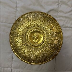 Vintage guildcraft New York embossed gold metal tin